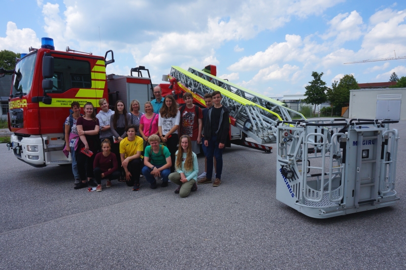 Firmlinge besuchen die Feuerwehr